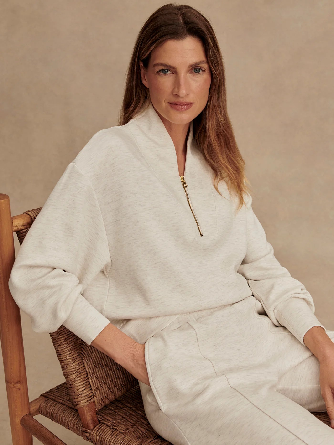 OMEGA ivory sweatshirt – cropped cut and absolute comfort