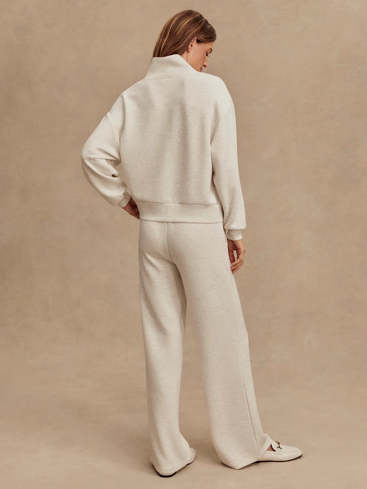 OMEGA ivory sweatshirt – cropped cut and absolute comfort