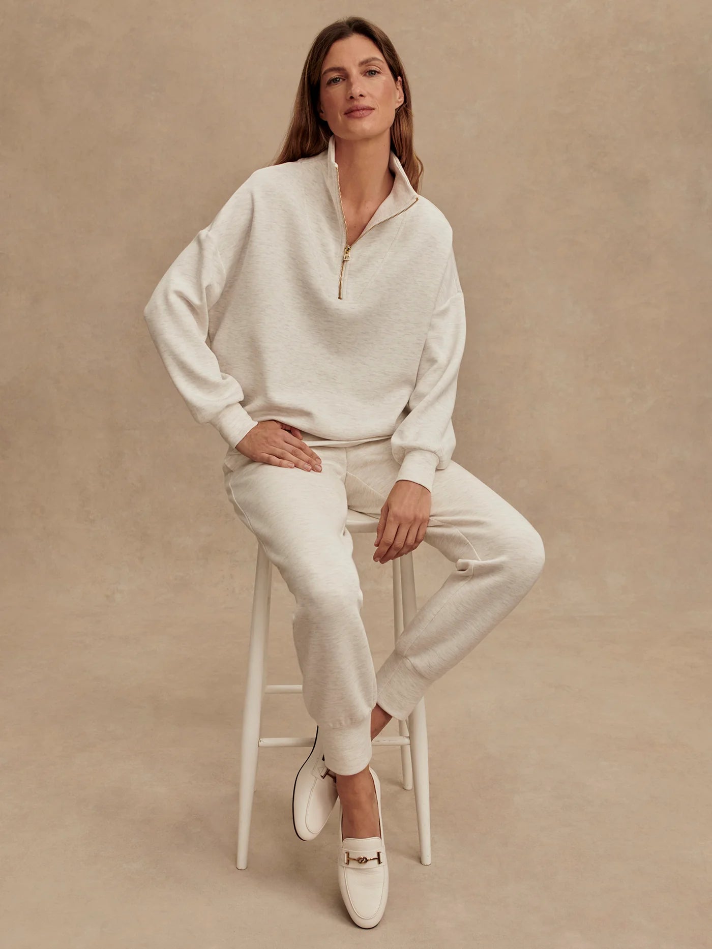 Sweat OMEGA ivoire à demi-zip – coupe oversize et confort moderne