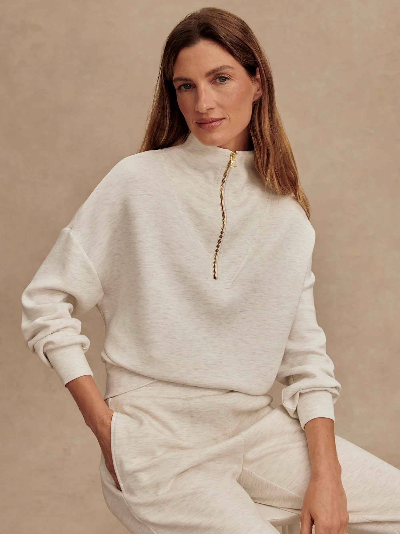 Sweat OMEGA ivoire à demi-zip – coupe oversize et confort moderne