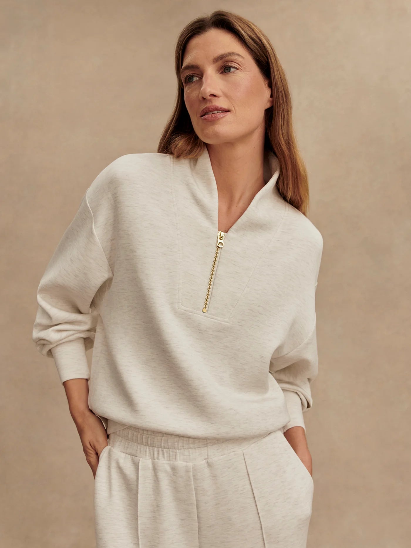 OMEGA ivory sweatshirt – cropped cut and absolute comfort