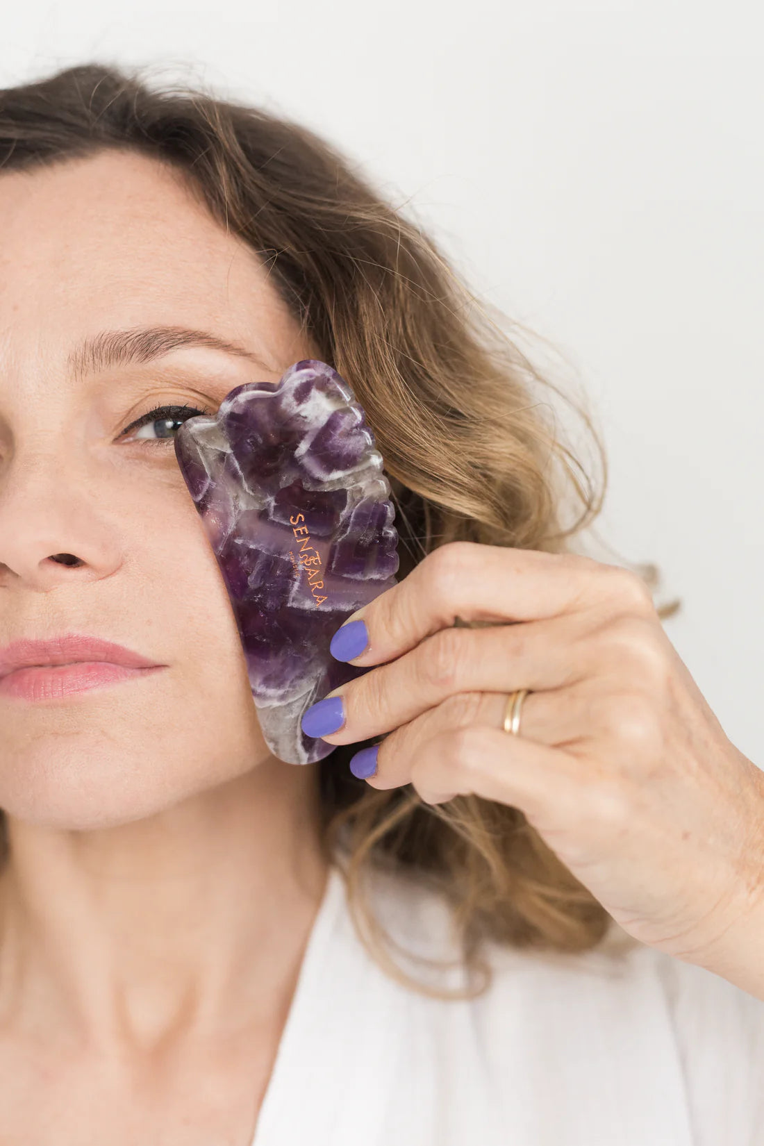 Gua Sha AWAKEN corne à dents en améthyste Sentara
