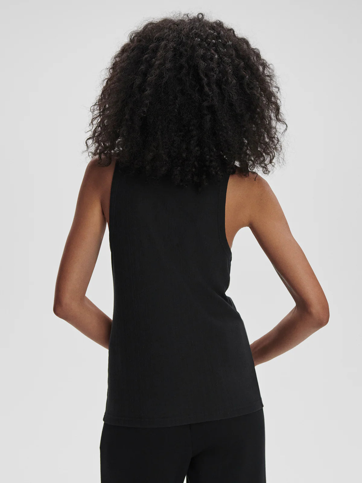 Débardeur de yoga TERRA noir – minimalisme et douceur au quotidien