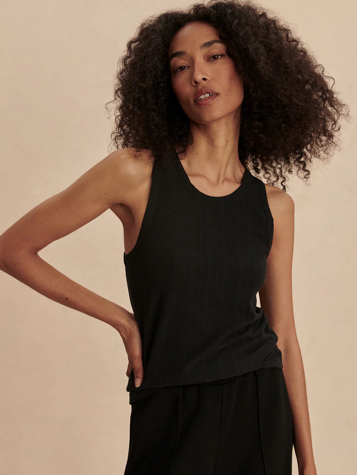Débardeur de yoga TERRA noir – minimalisme et douceur au quotidien