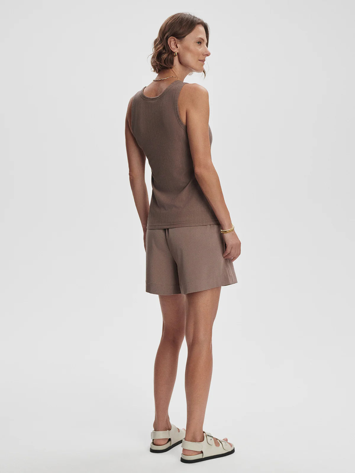 Débardeur de yoga TERRA taupe – douceur naturelle et liberté de mouvement