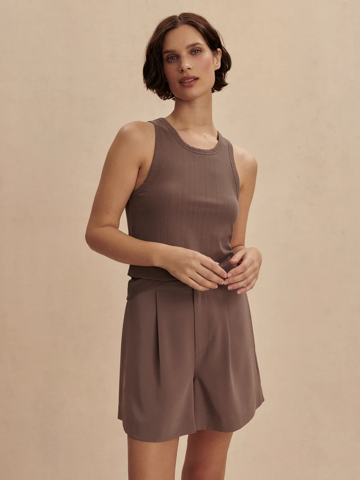 Débardeur de yoga TERRA taupe – douceur naturelle et liberté de mouvement