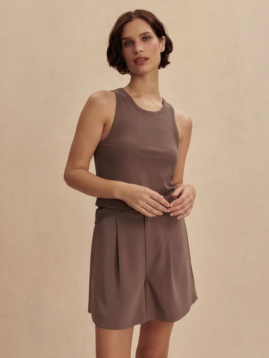 Débardeur de yoga TERRA taupe – douceur naturelle et liberté de mouvement