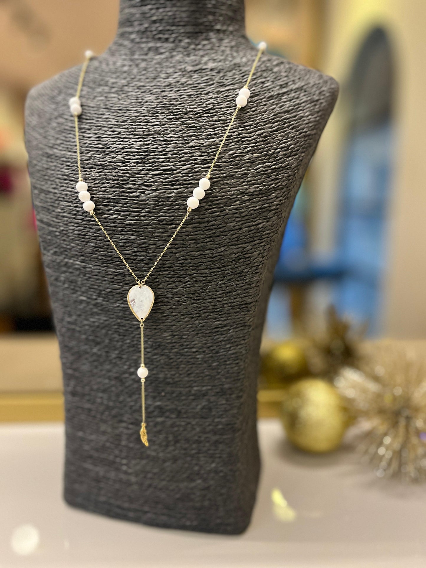 #108 Pureté - Collier perles et goutte dorée Augé