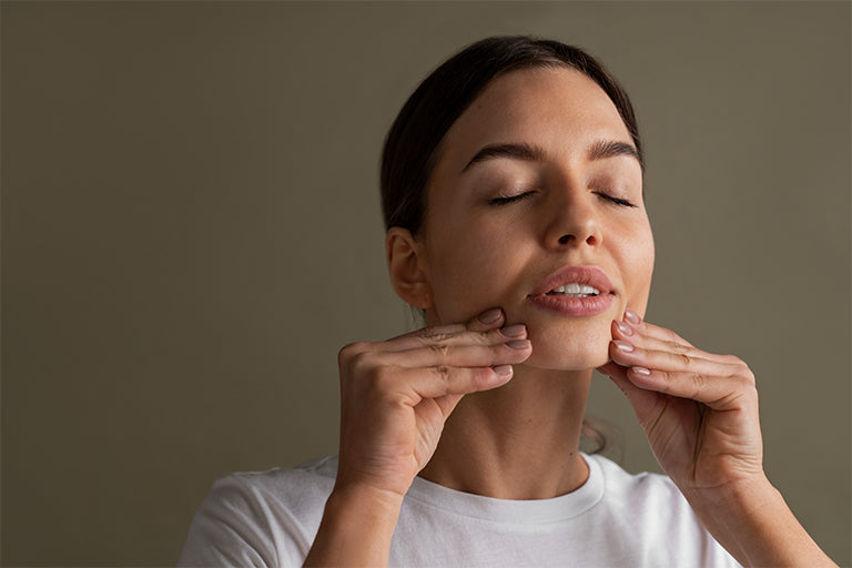 LE YOGA DU VISAGE AU FÉMININ